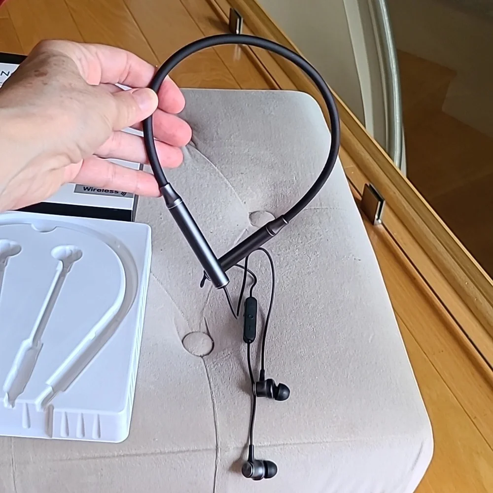 Wireless necklace earphone